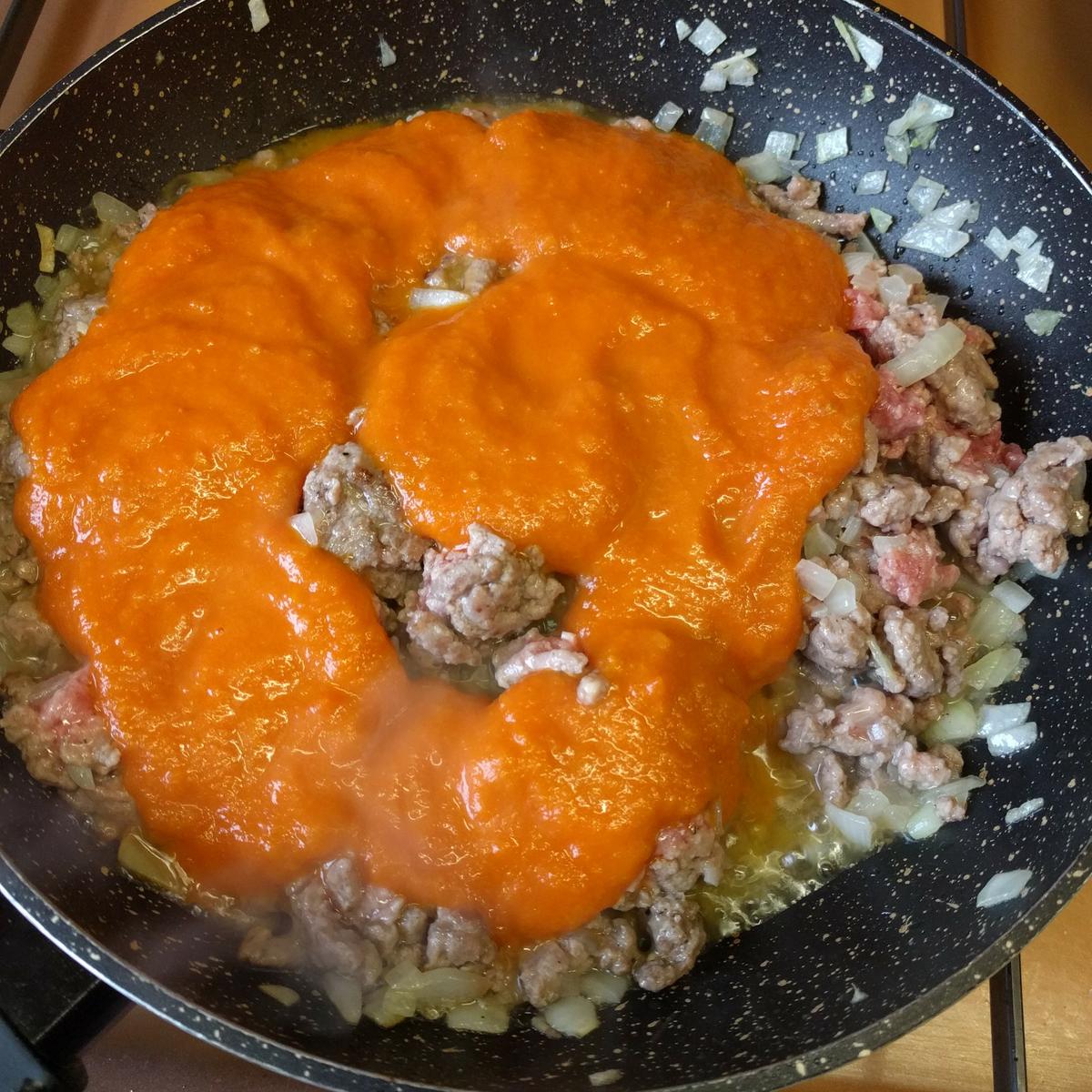 preparando la carne para el relleno de la lasaña