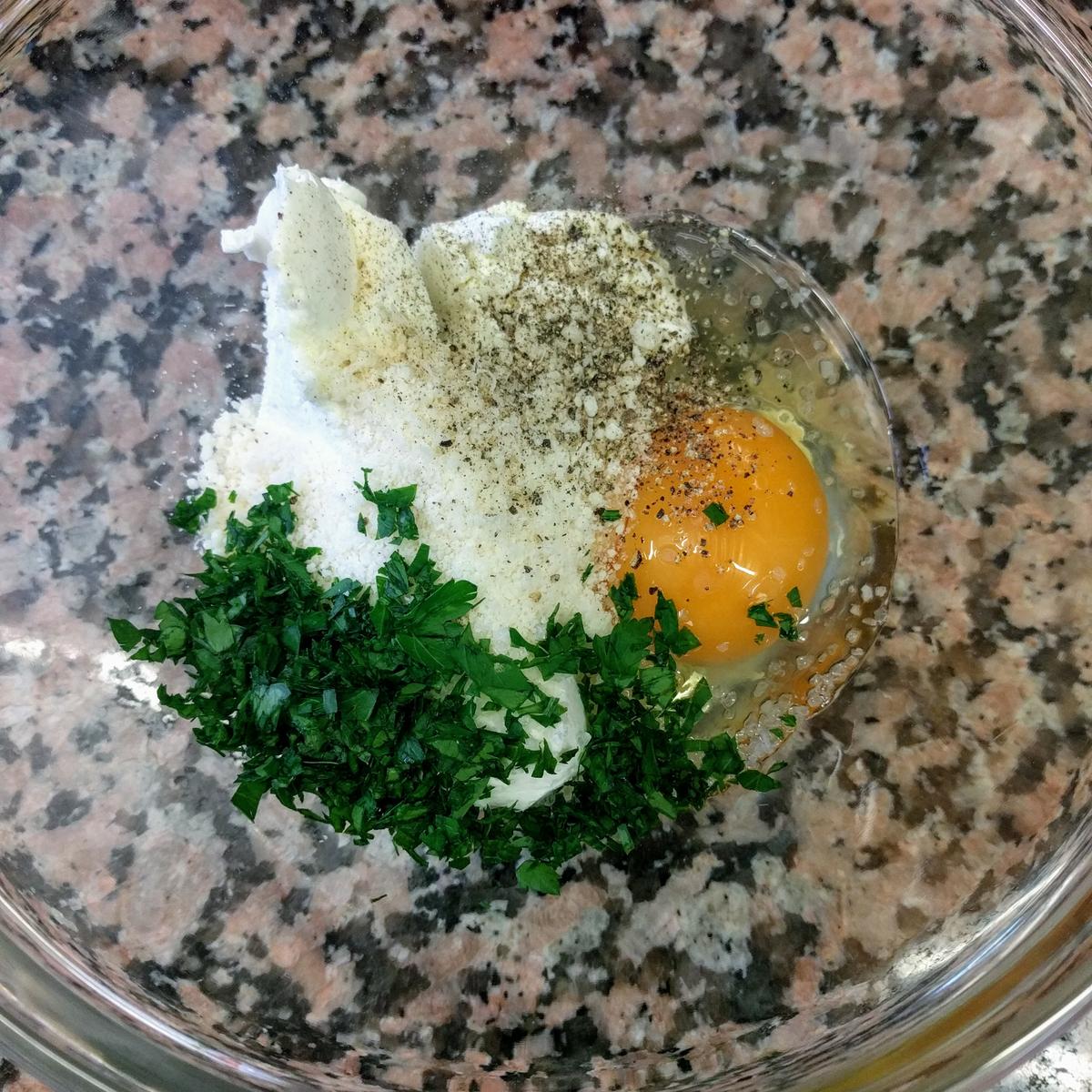 Huevo, queso, perejil para relleno de lasaña