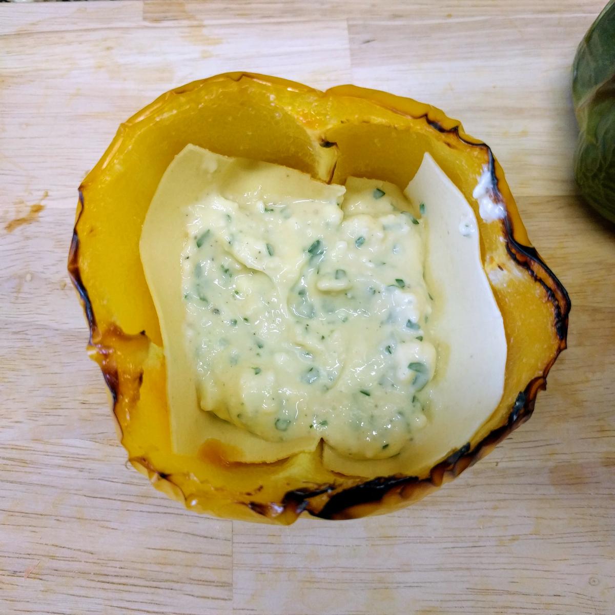 rellenando los pimientos de lasaña