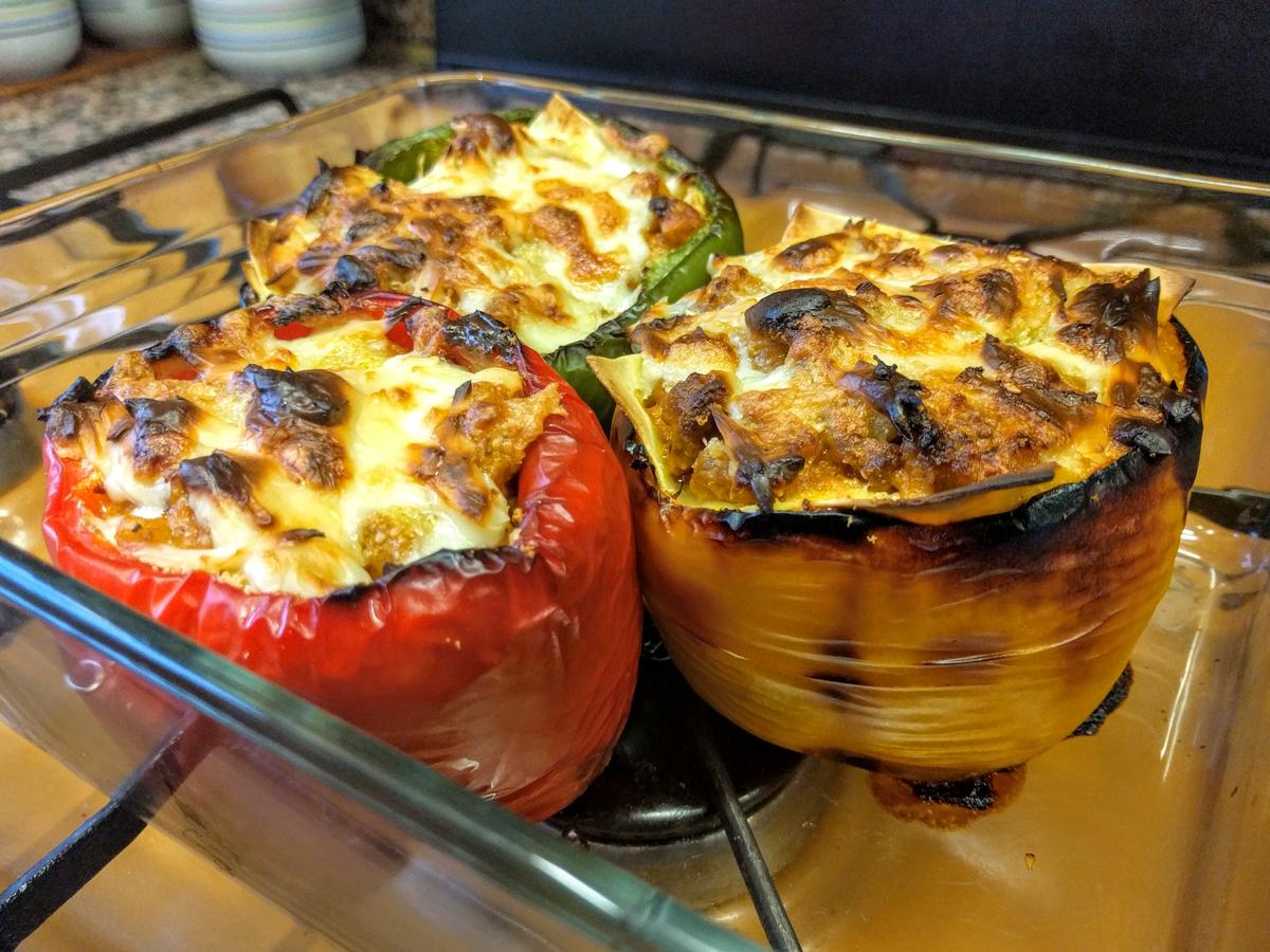 sacando del horno los pimientos