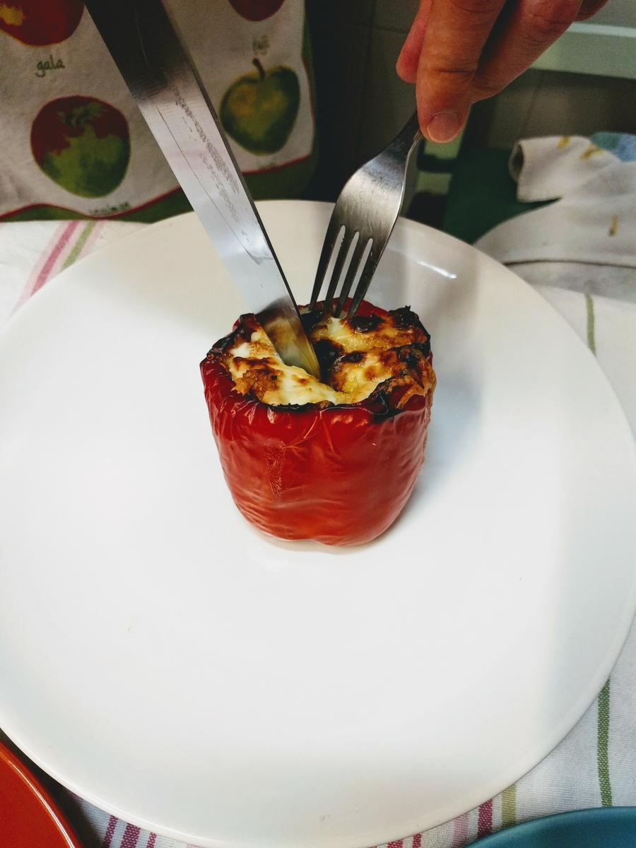 cortando el pimiento relleno de lasaña