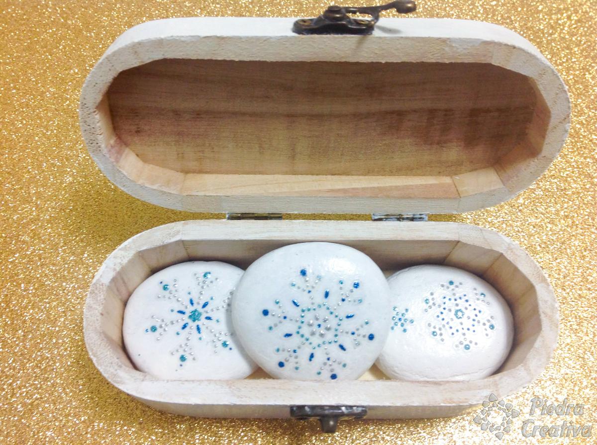 Manualidad de piedras con pegatinas para regalo