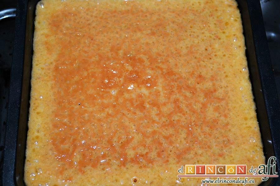 Delicias de Navidad con chocolate y caramelo, volcar sobre la masa horneada