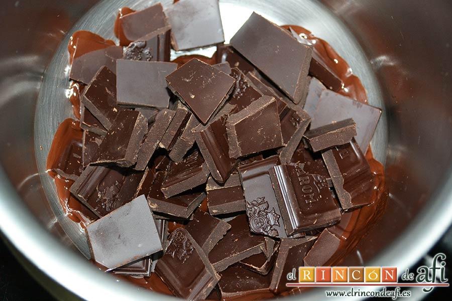 Delicias de Navidad con chocolate y caramelo, fundir el chocolate negro al baño María