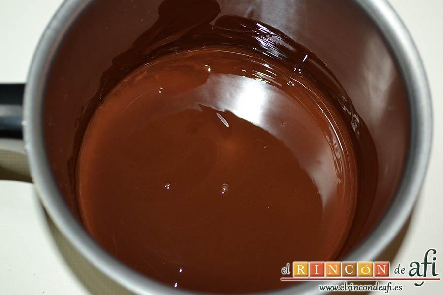 Delicias de Navidad con chocolate y caramelo, hasta que esté del todo fundido