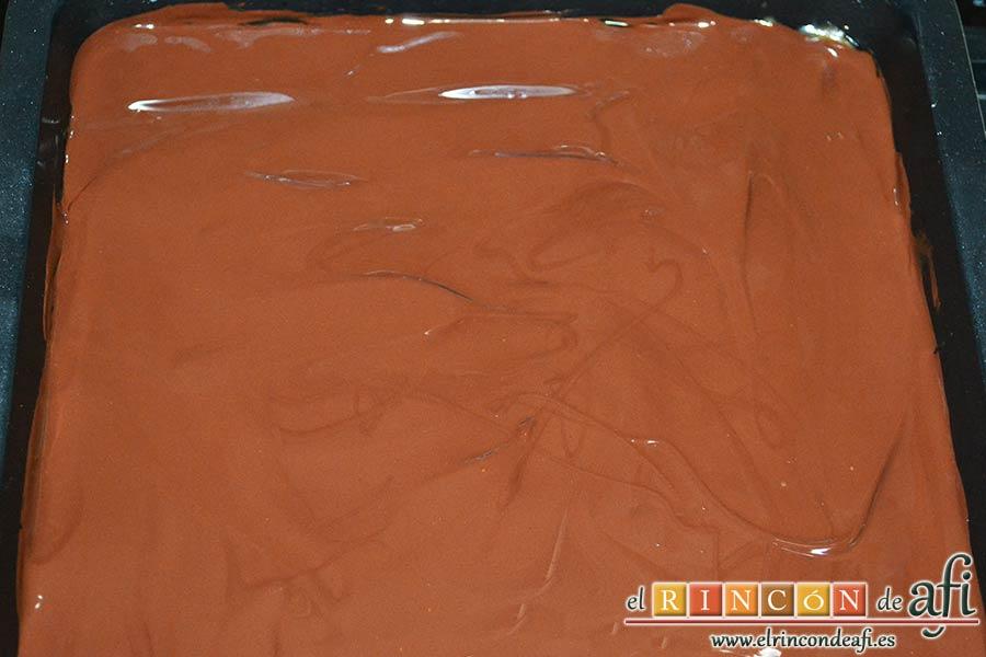 Delicias de Navidad con chocolate y caramelo, volcar en el molde sobre la crema