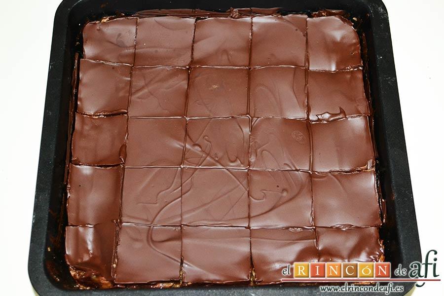 Delicias de Navidad con chocolate y caramelo, cuando esté todo frío cortar con un cuchillo caliente