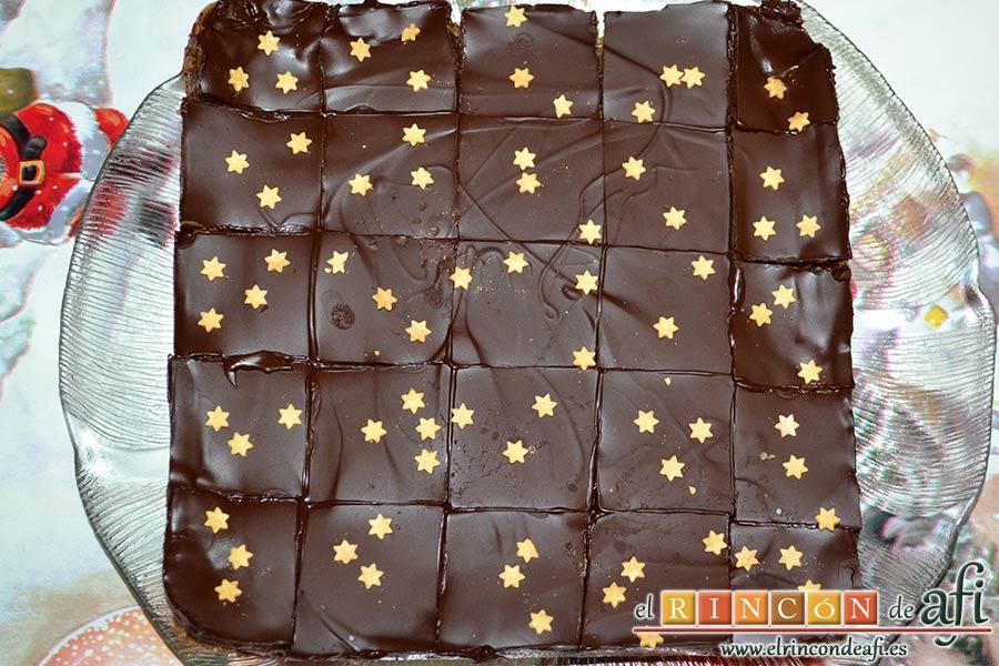 Delicias de Navidad con chocolate y caramelo, desmoldar con cuidado de no romperlo