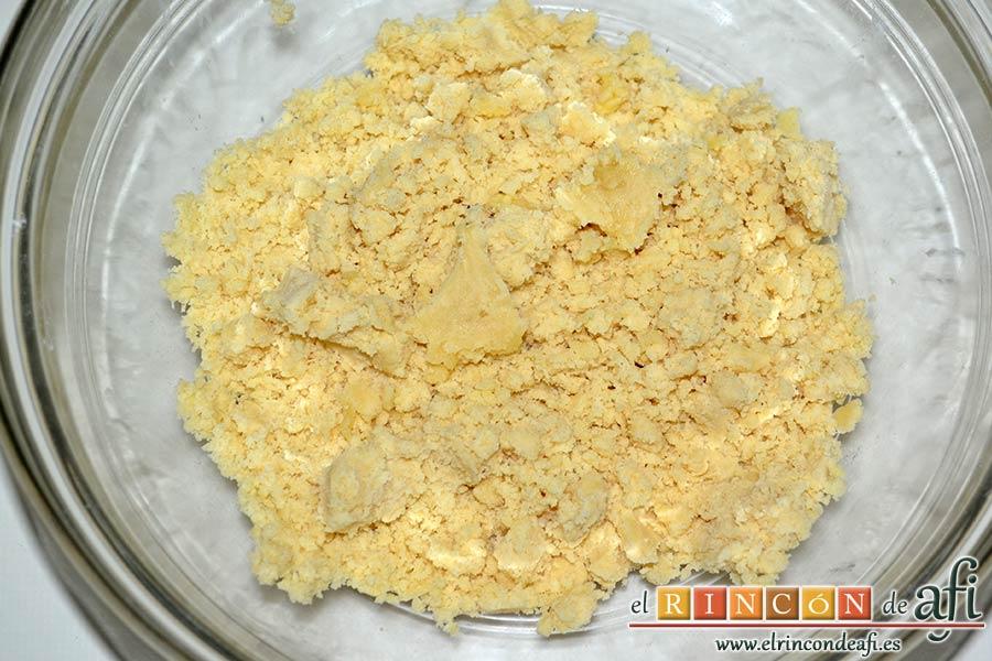 Delicias de Navidad con chocolate y caramelo, mezclar bien con las yemas de los dedos