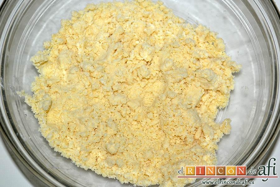 Delicias de Navidad con chocolate y caramelo, obtener una masa de consistencia arenosa