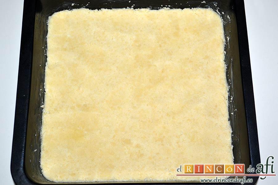 Delicias de Navidad con chocolate y caramelo, volcar la masa y presionar bien