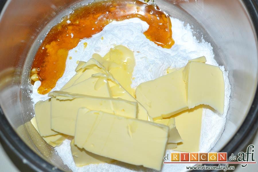 Delicias de Navidad con chocolate y caramelo, poner en un caldero el azúcar glass, la sal, el jarabe de melaza y la mantequilla