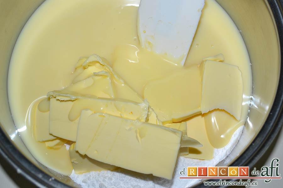 Delicias de Navidad con chocolate y caramelo, añadir la leche condensada