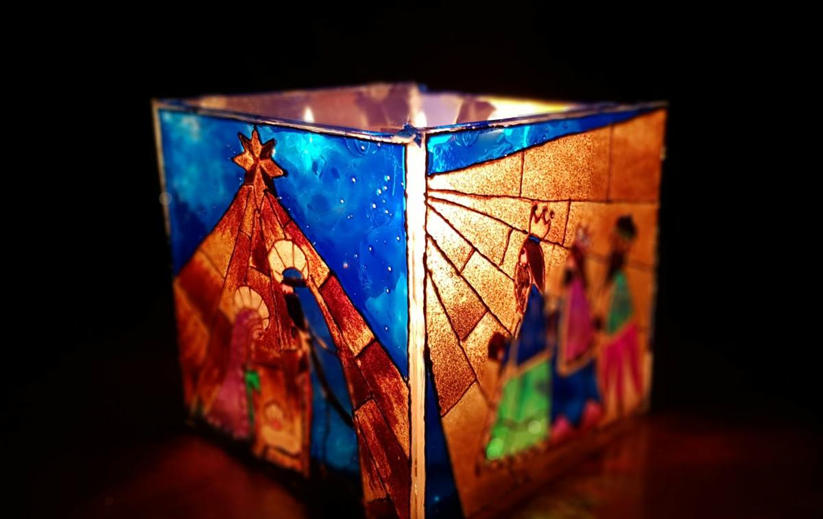 Portavelas navideño creado con carátulas de CD y pintura vitral.