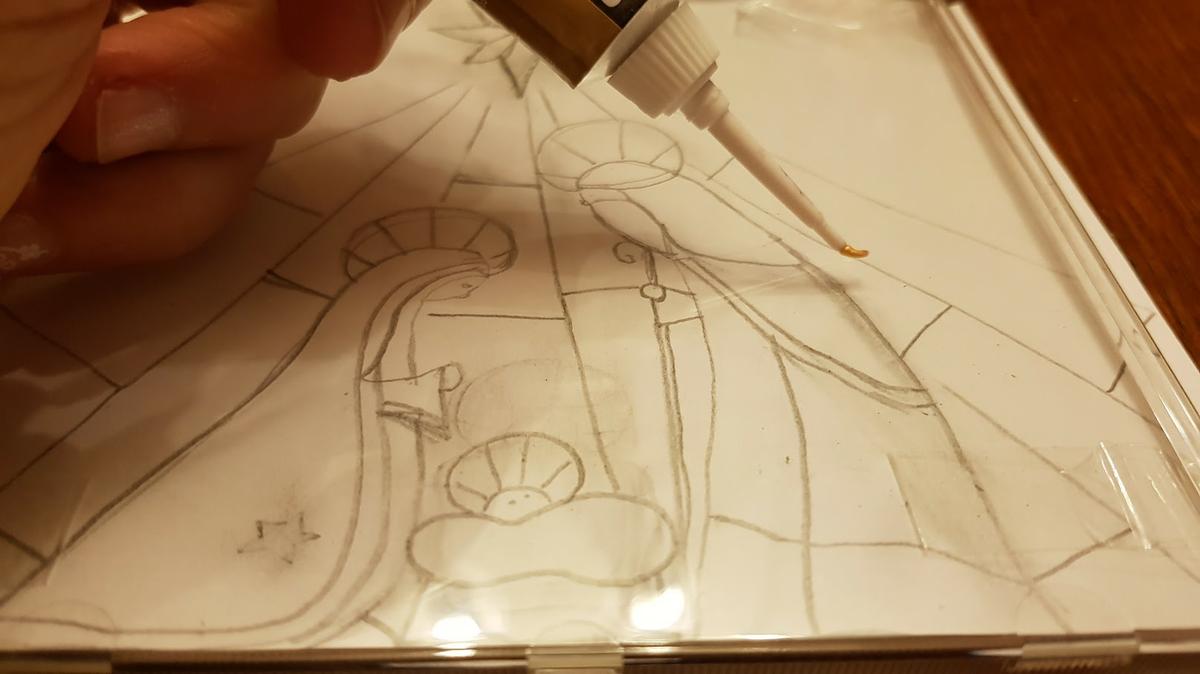 Contorneamos la plantilla con el plomo.