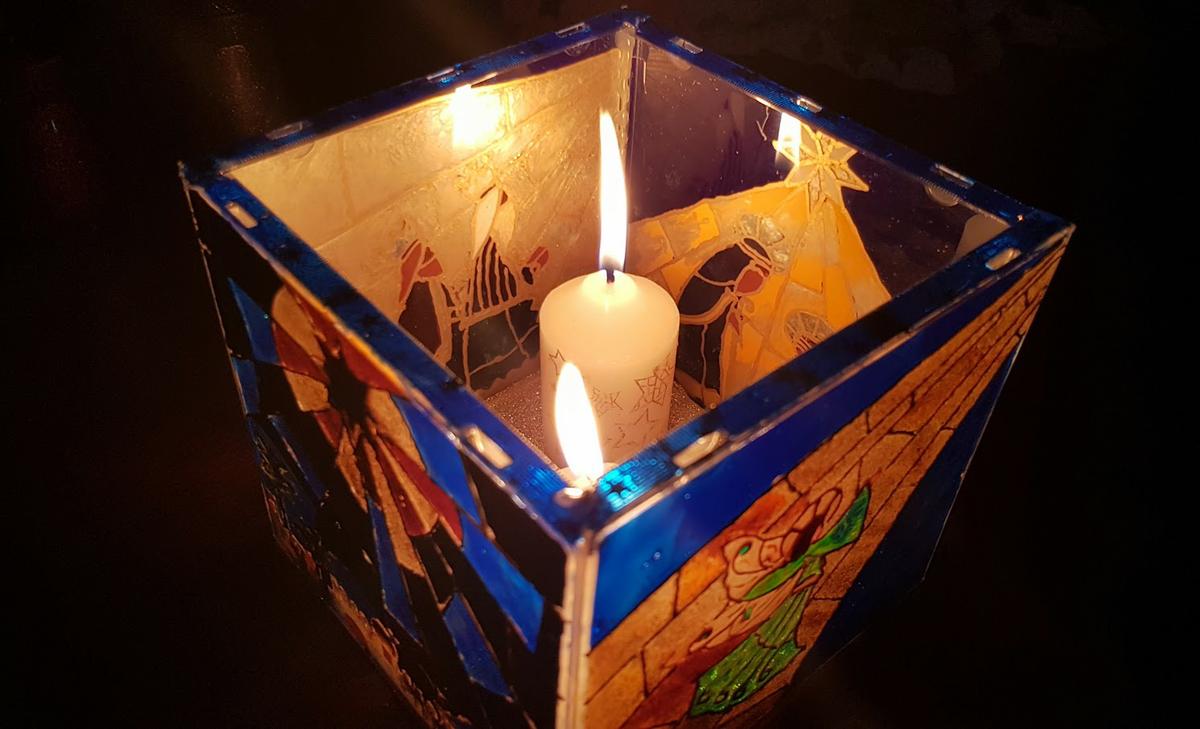 Portavelas navideño creado con carátulas de CD y pintura vitral.