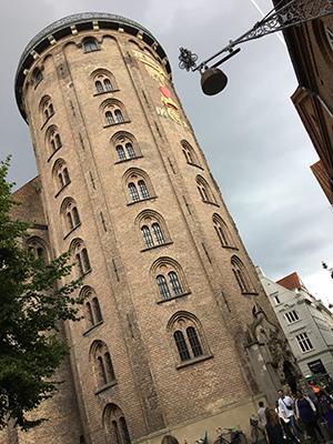 Torre_redonda_en_espiral_de_Copenhague