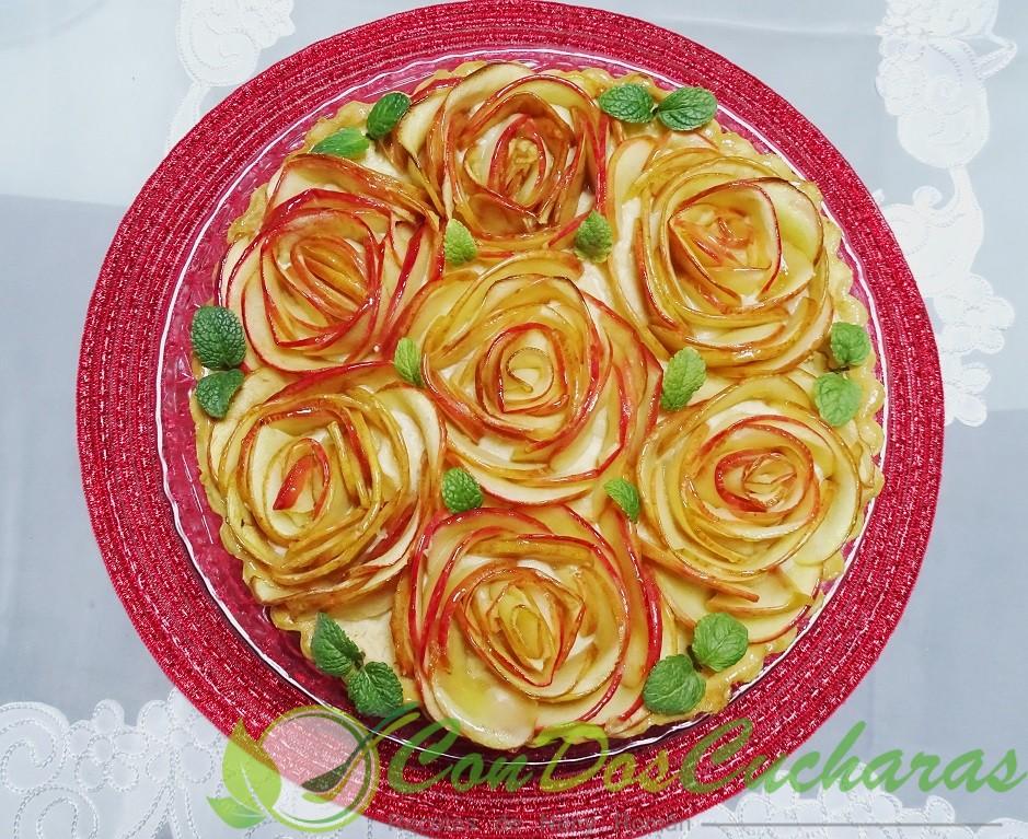 Tarta de manzana y crema como un ramo de rosas