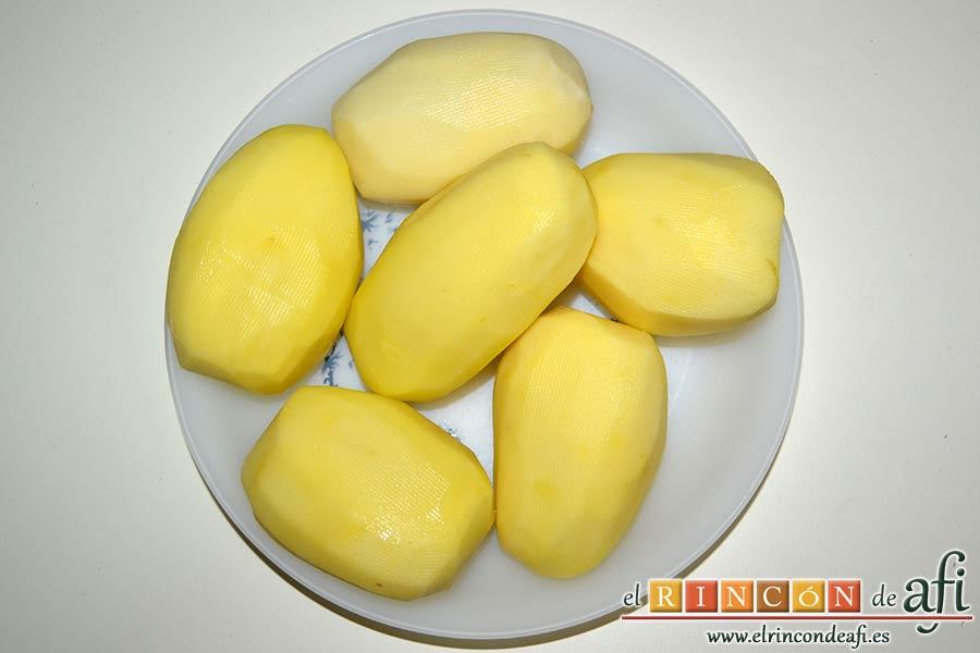 Pastel de bacalao, lavar y trocear las papas