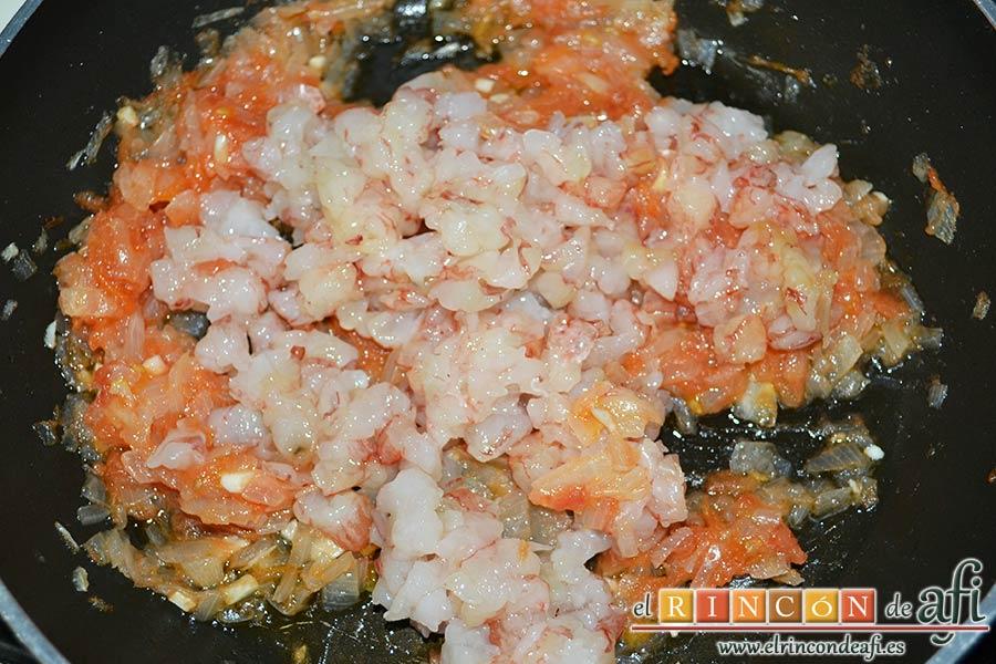 Pastel de bacalao, añadir los gambones troceados