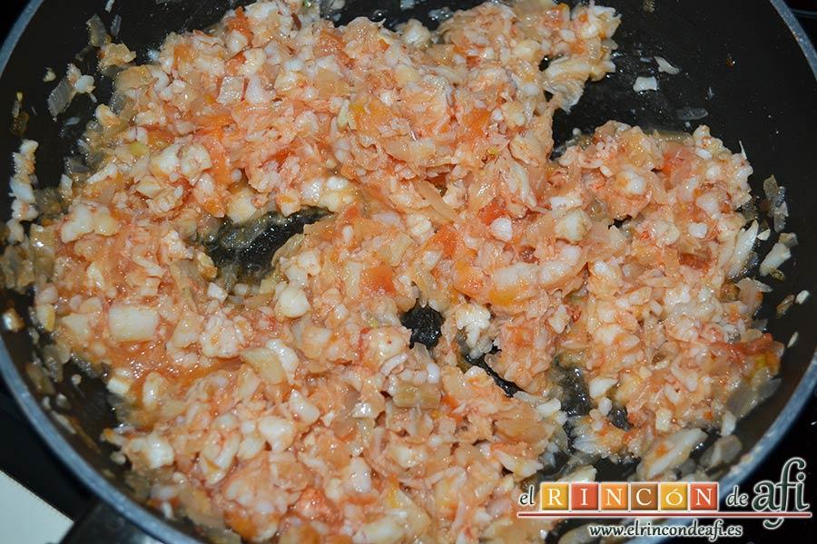 Pastel de bacalao, dejar sofreír y mezclar bien los ingredientes