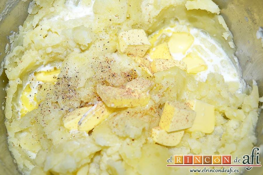 Pastel de bacalao, añadir la mantequilla en cubitos hasta derretir, la leche caliente y las pimientas molidas y la nuez moscada rallada