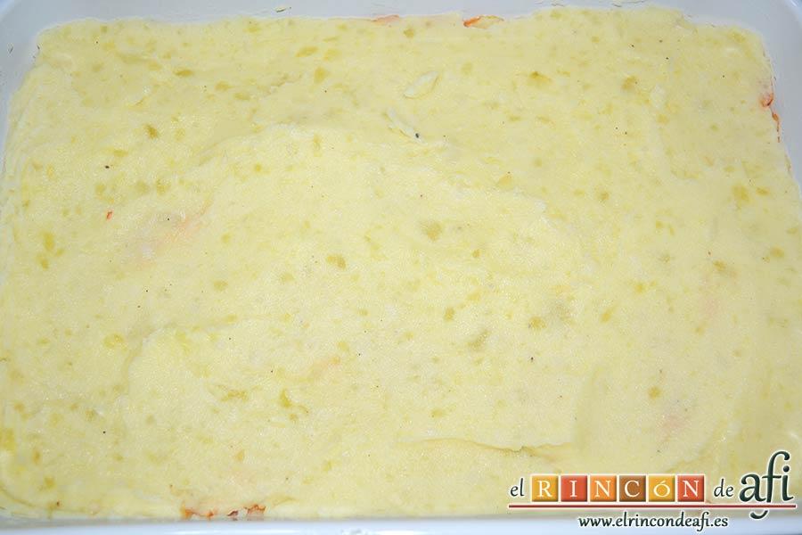 Pastel de bacalao, poner encima otra capa de puré de papas