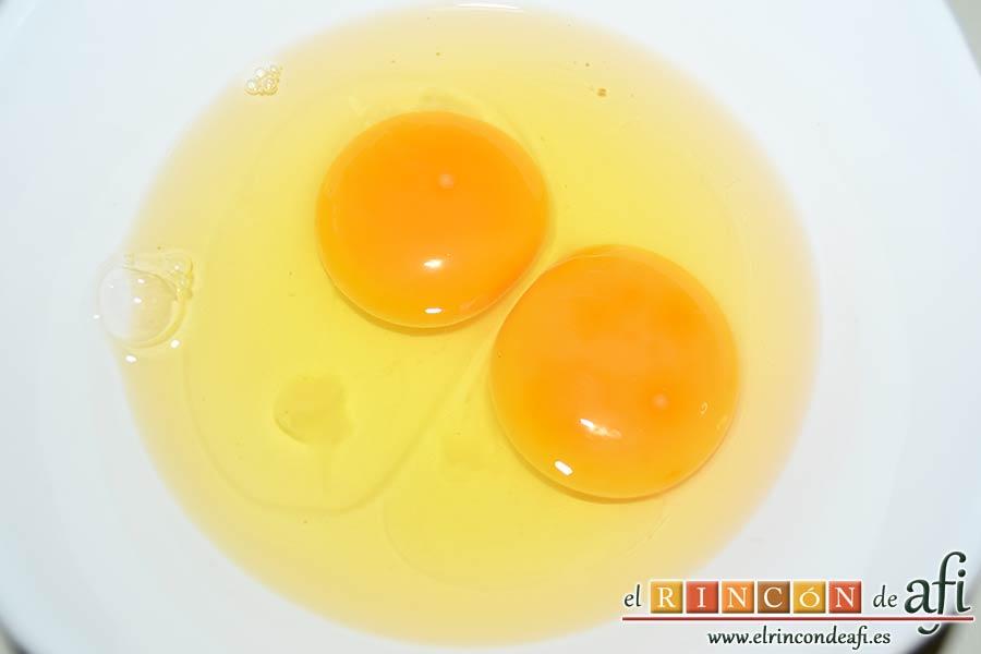 Pastel de bacalao, poner en un plato dos huevos con una pizca de sal