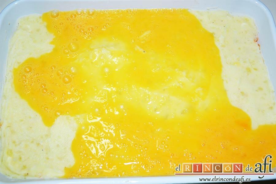 Pastel de bacalao, batir bien y poner por encima de la capa de puré de papas