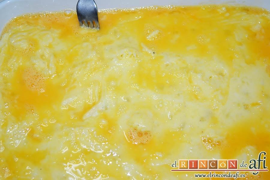 Pastel de bacalao, pinchar la superficie con un tenedor para que el huevo penetre en el puré de papas