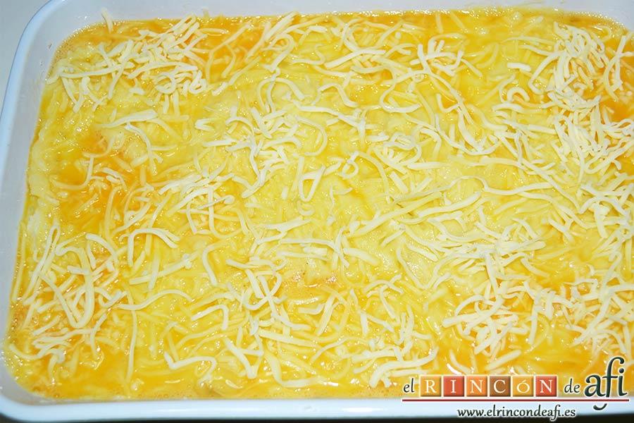 Pastel de bacalao, espolvorear con queso rallado