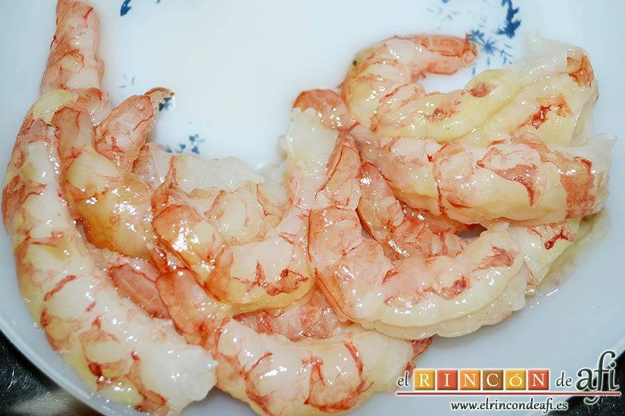 Pastel de bacalao, limpiar los gambones, retirar las carcasas y desvenarlos