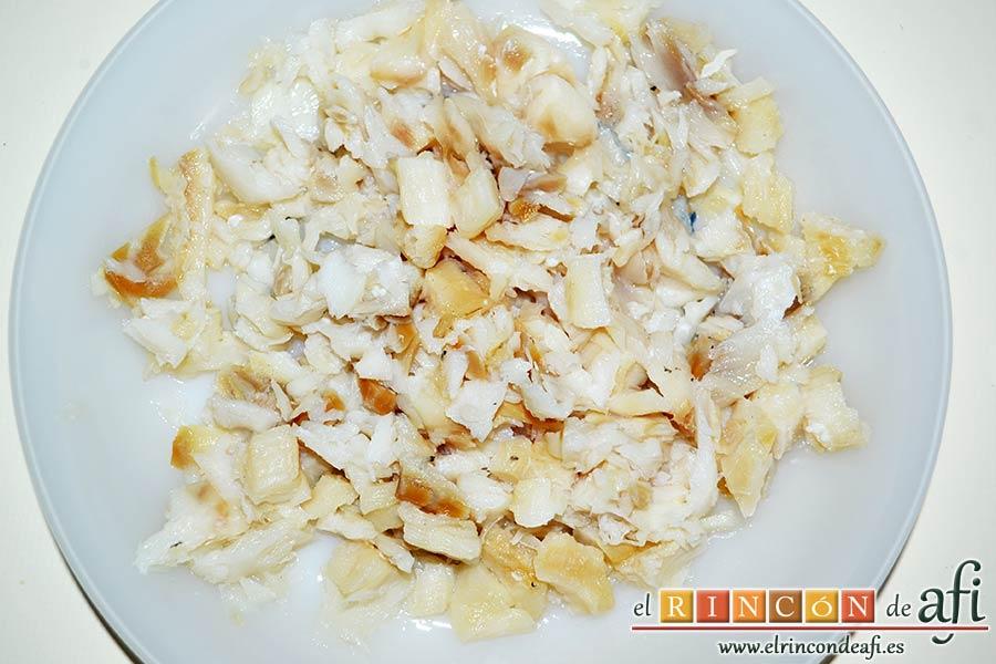 Pastel de bacalao, hervirlos, retirar las pieles y desmigarlos