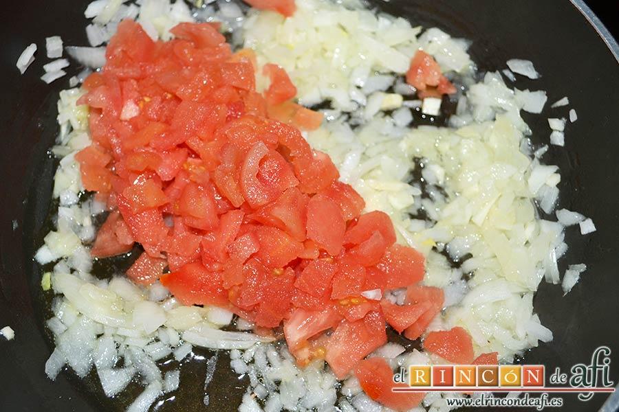 Pastel de bacalao, añadir los tomates pelados y troceados