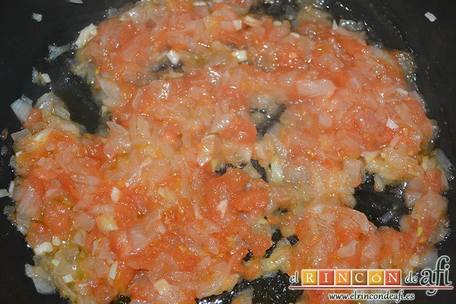 Pastel de bacalao, rehogar hasta que se evapore el agua