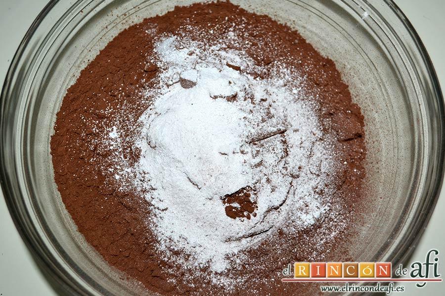 Galletas de Navidad de chocolate y avellanas, poner en un bol la harina de repostería tamizada, el cacao tamizado, la levadura tamizada y la pizca de sal