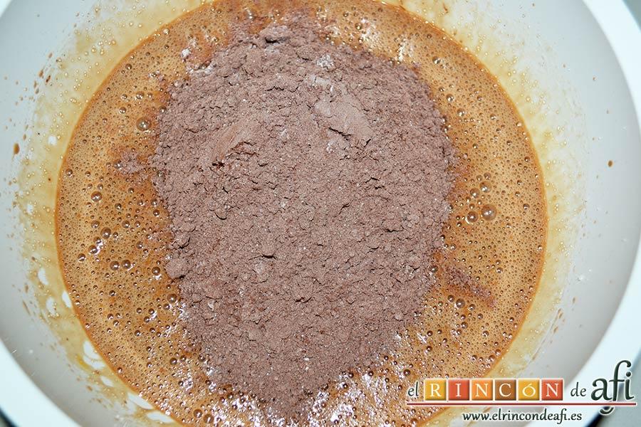 Galletas de Navidad de chocolate y avellanas, echar poco a poco la mezcla de cacao