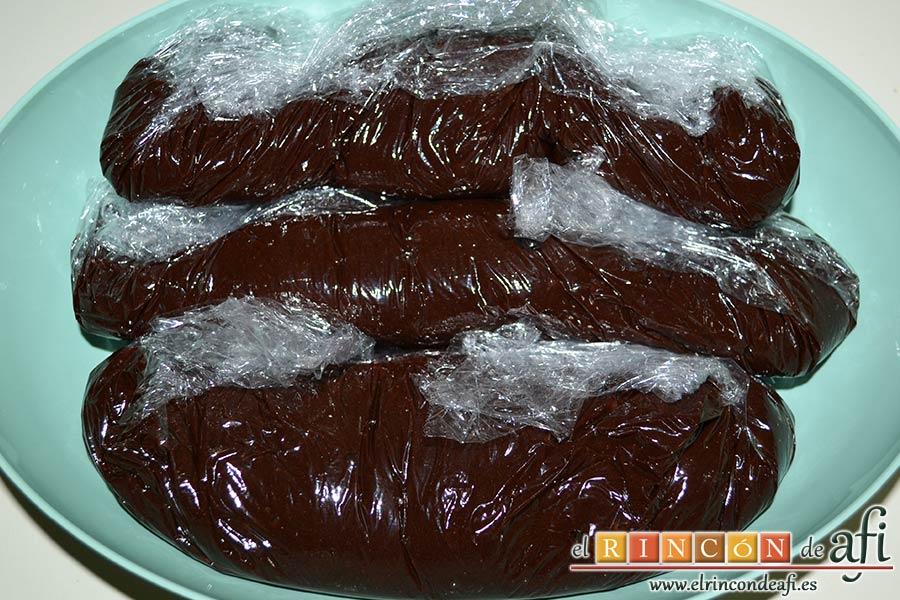 Galletas de Navidad de chocolate y avellanas, dividir la masa en partes, envolverla en papel film y refrigerar