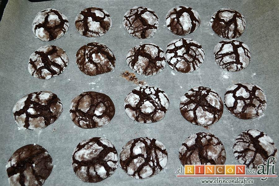 Galletas de Navidad de chocolate y avellanas, hornear y sacar la bandeja del horno