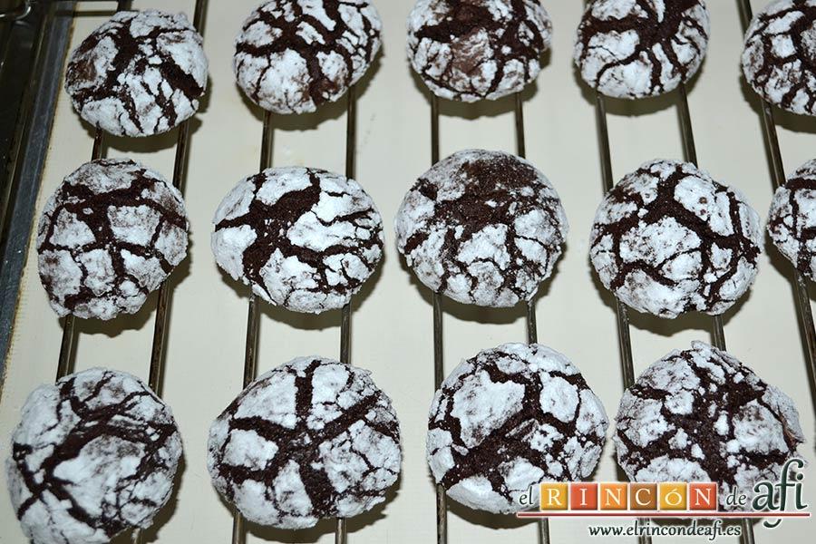 Galletas de Navidad de chocolate y avellanas, dejar atemperar y pasar a una rejilla para que se enfríen