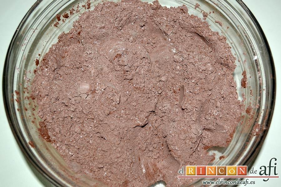 Galletas de Navidad de chocolate y avellanas, mezclar bien