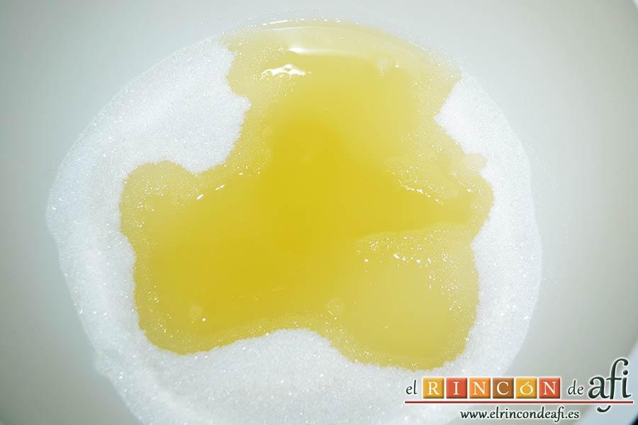 Galletas de Navidad de chocolate y avellanas, en otro bol ponemos el azúcar blanquilla con el aceite de girasol