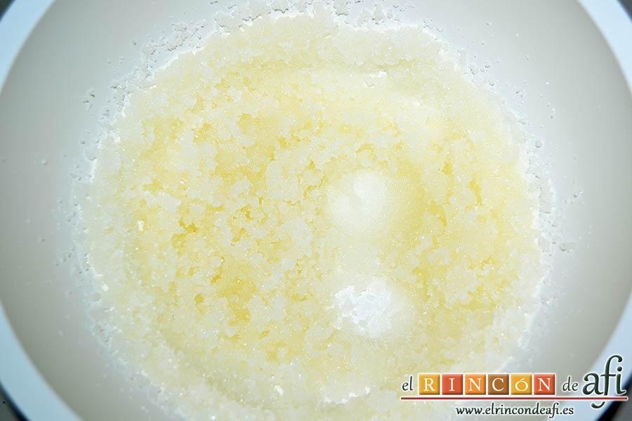 Galletas de Navidad de chocolate y avellanas, batir bien hasta integrar