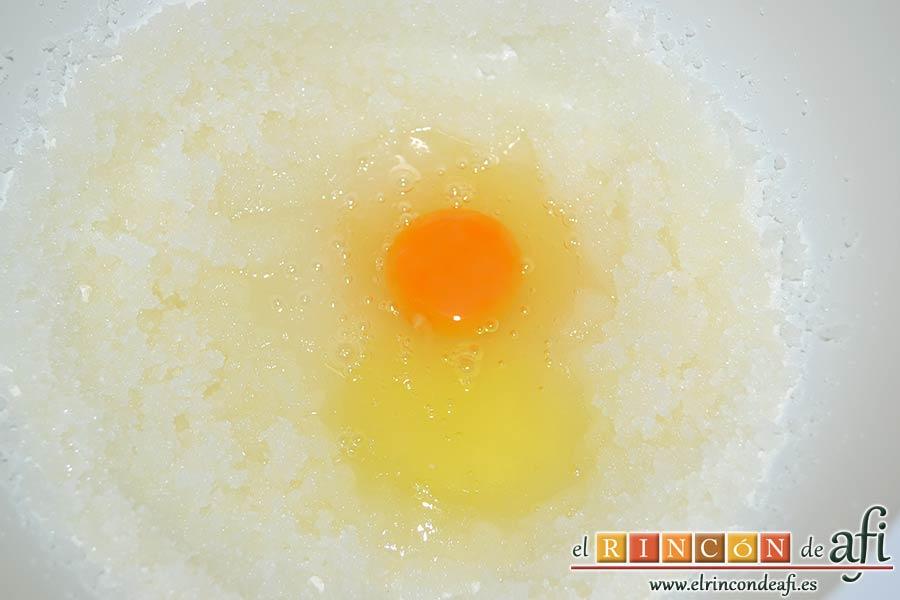 Galletas de Navidad de chocolate y avellanas, añadir los huevos de uno en uno