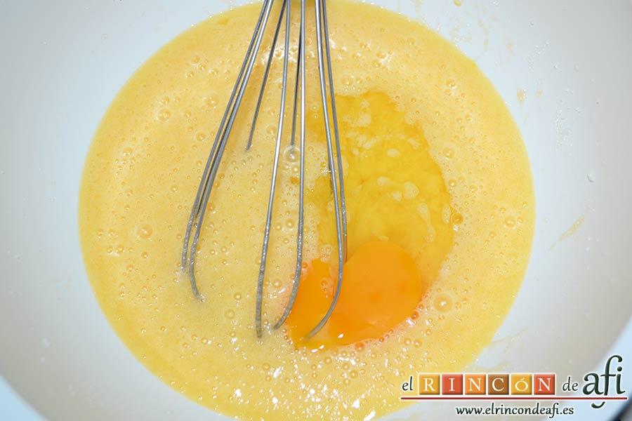 Galletas de Navidad de chocolate y avellanas, ir batiendo de uno en uno