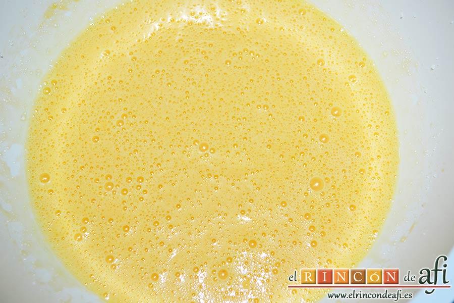 Galletas de Navidad de chocolate y avellanas, batir hasta tenerlos todos integrados