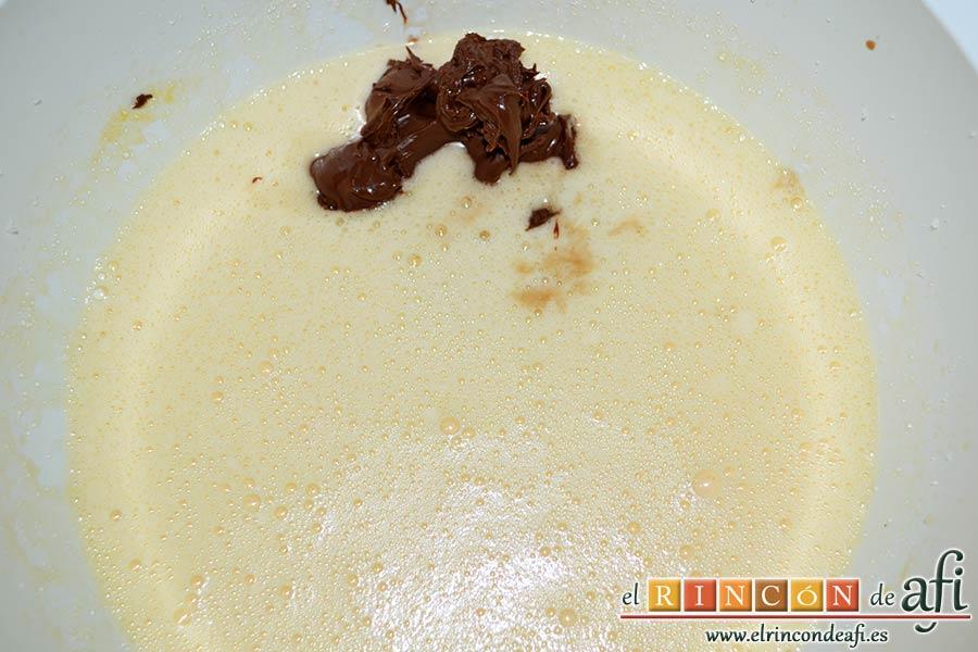 Galletas de Navidad de chocolate y avellanas, añadir el extracto de vainilla y la crema de avellanas