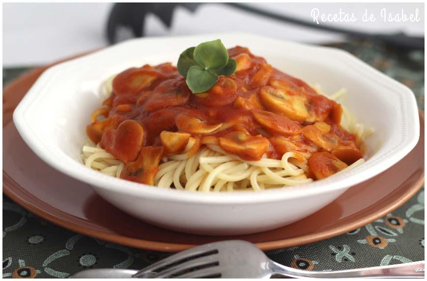Espaguetis con champiñones al ajillo y tomate