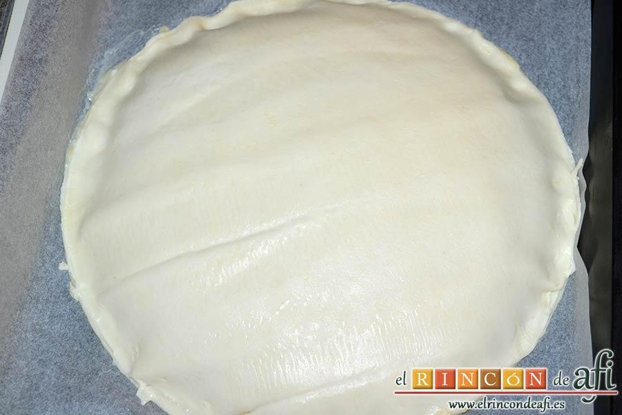 Galettes des Rois, colocar encima la otra hoja de hojaldre y apretar los bordes con los dedos