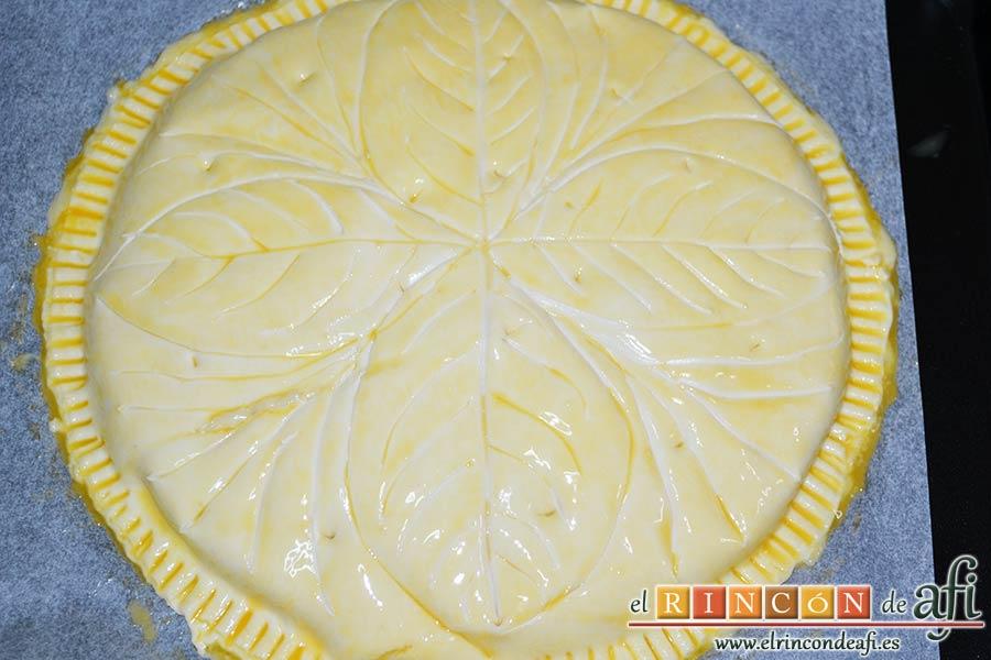 Galettes des Rois, pinchar con un cuchillo en varias zonas para que no estalle el hojaldre al hornear